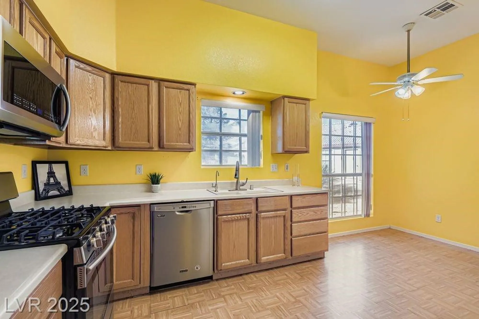 Property Slideshow image 4 of 18 | 4833 lawnwood ct, Las Vegas, NV, 89130