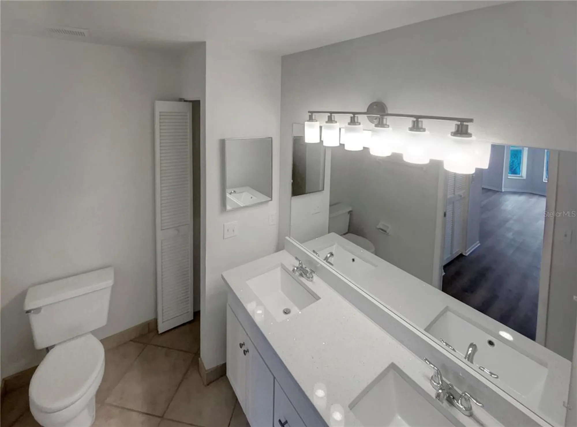 Property Slideshow image 7 of 20 | 6904 drewrys blf 810, Bradenton, FL, 34203