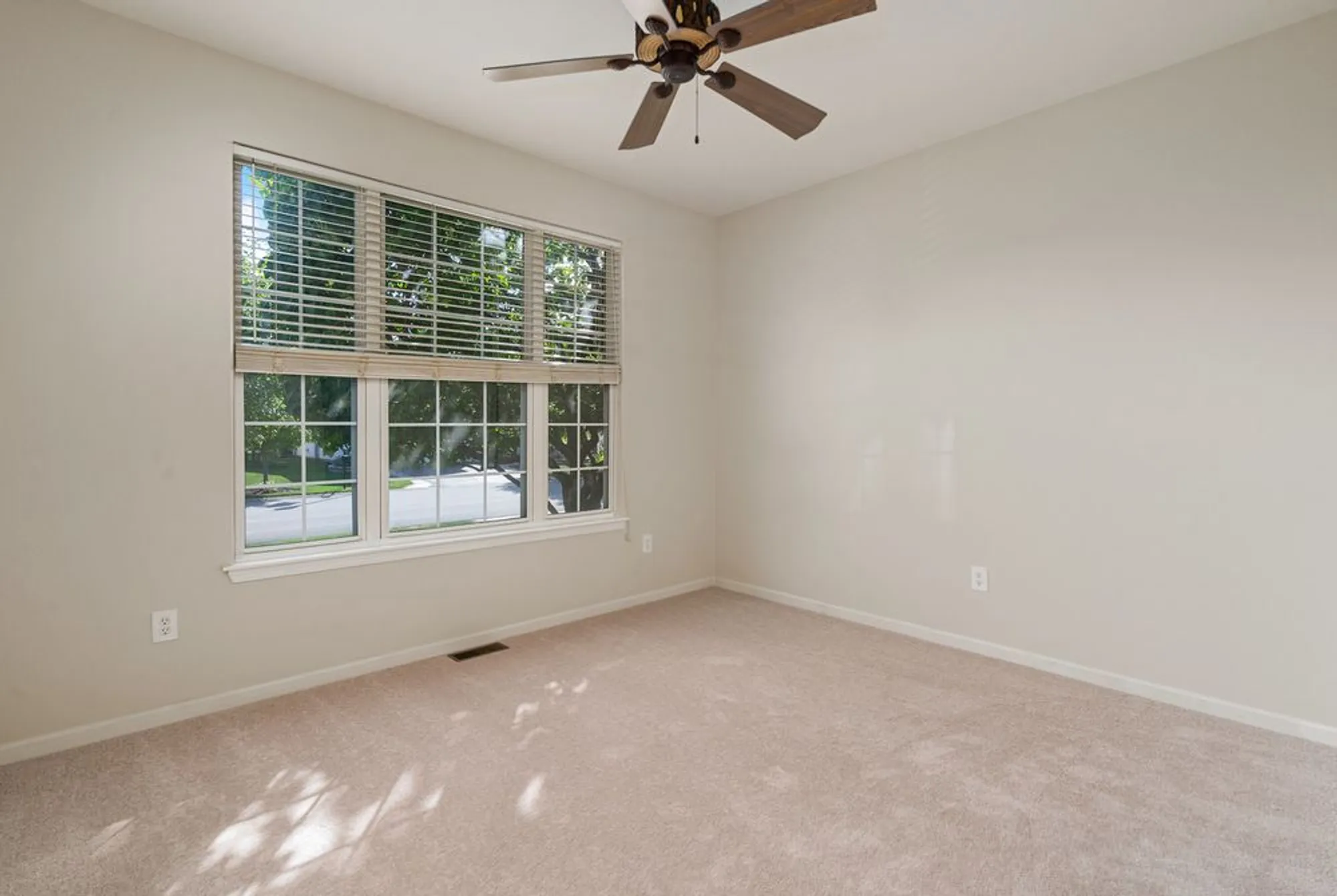 Property Slideshow image 20 of 39 | 1611 benzie cir, Romeoville, IL, 60446