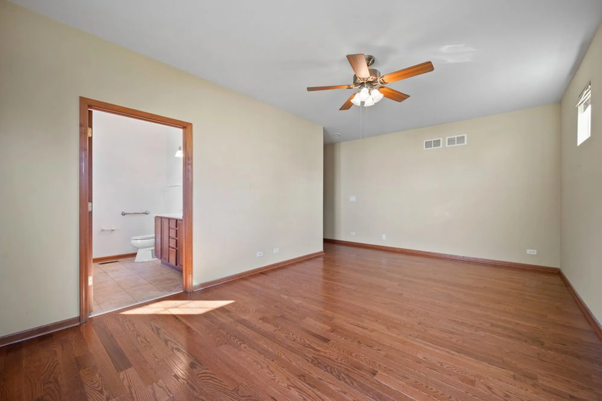 Property Slideshow image 15 of 30 | 1176 heathrow ln, Aurora, IL, 60502