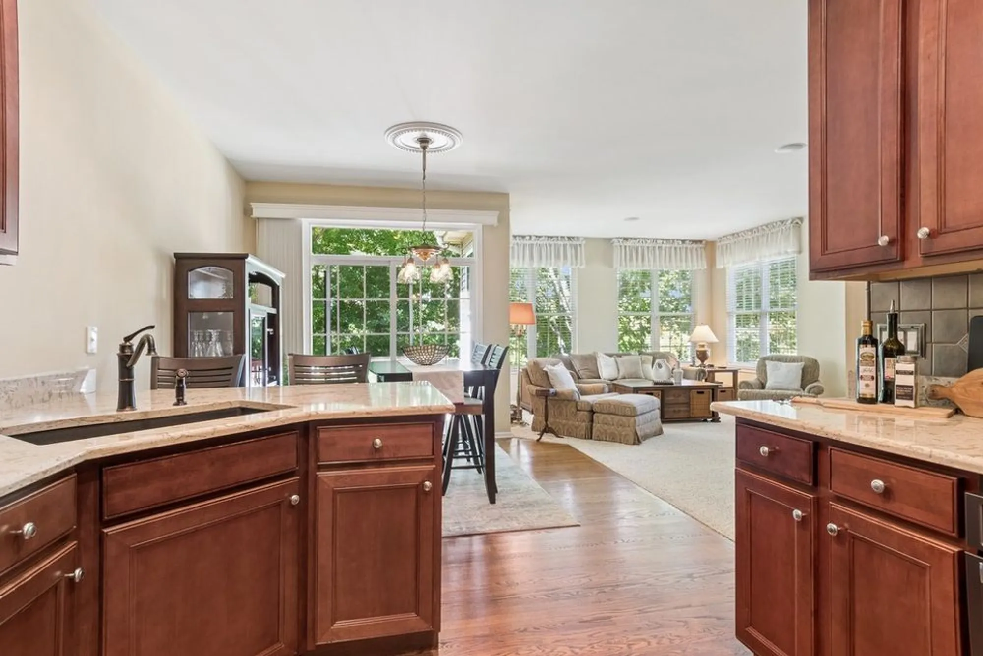Property Slideshow image 12 of 40 | 1504 mansfield dr, Aurora, IL, 60502
