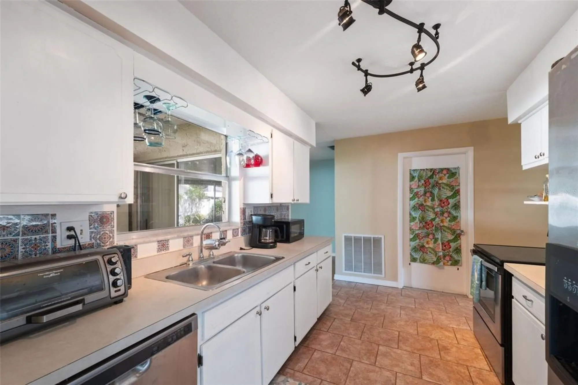 Property Slideshow image 6 of 40 | 766 anchorage ln, Palm Harbor, FL, 34685