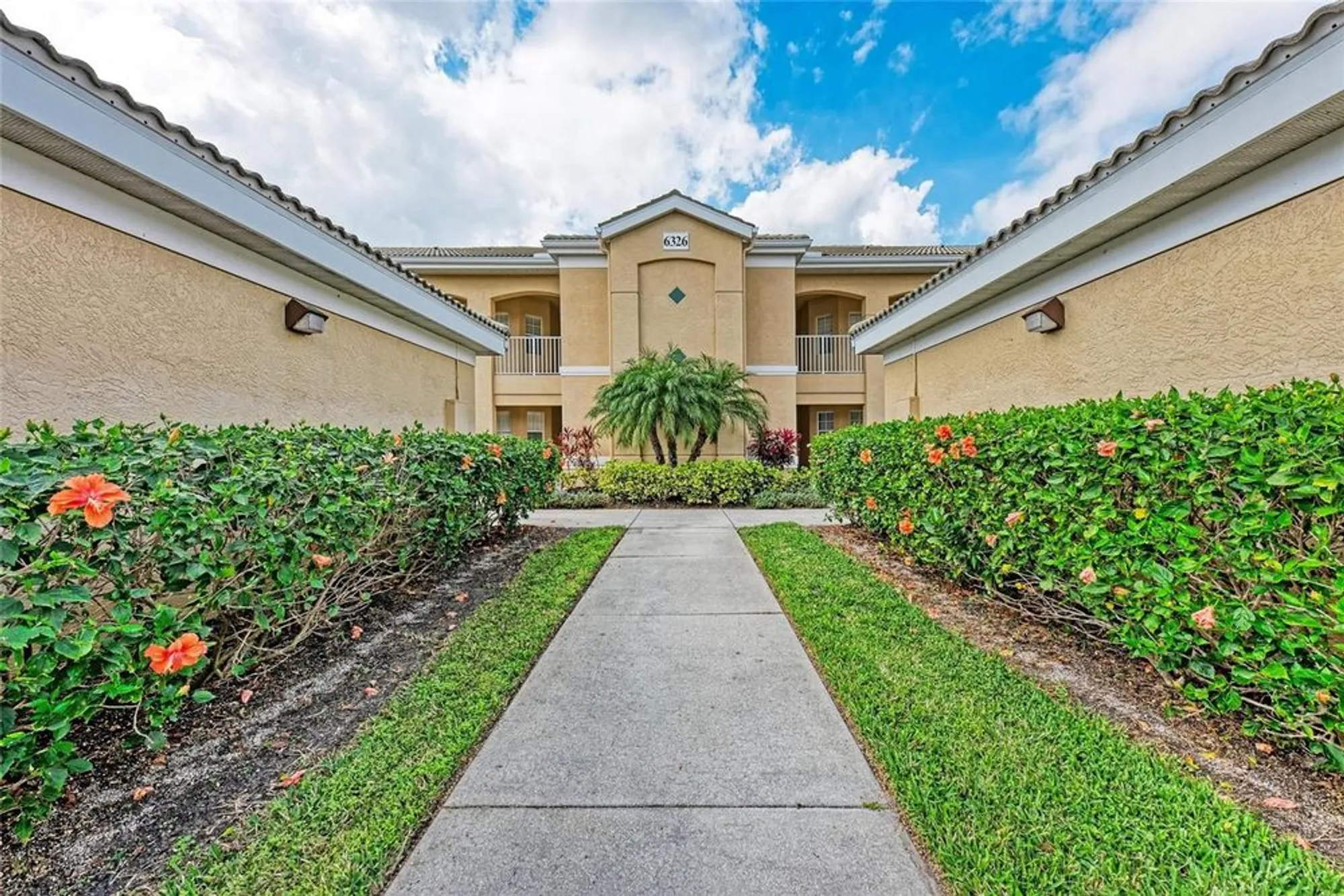 Property Slideshow image 4 of 41 | 6326 grand oak cir 203, Bradenton, FL, 34203