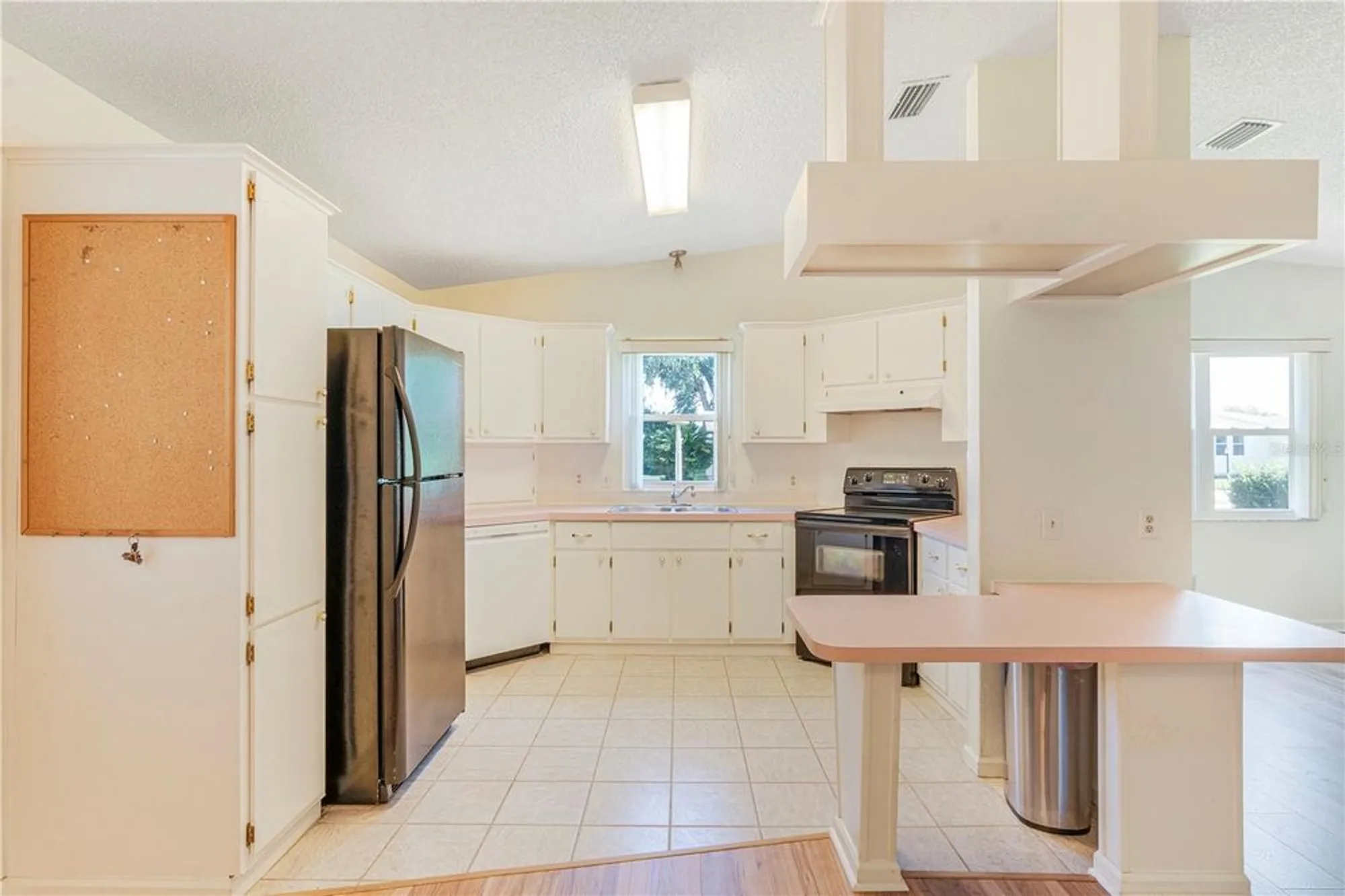 Property Slideshow image 11 of 33 | 1114 paradise dr, Lady Lake, FL, 32159