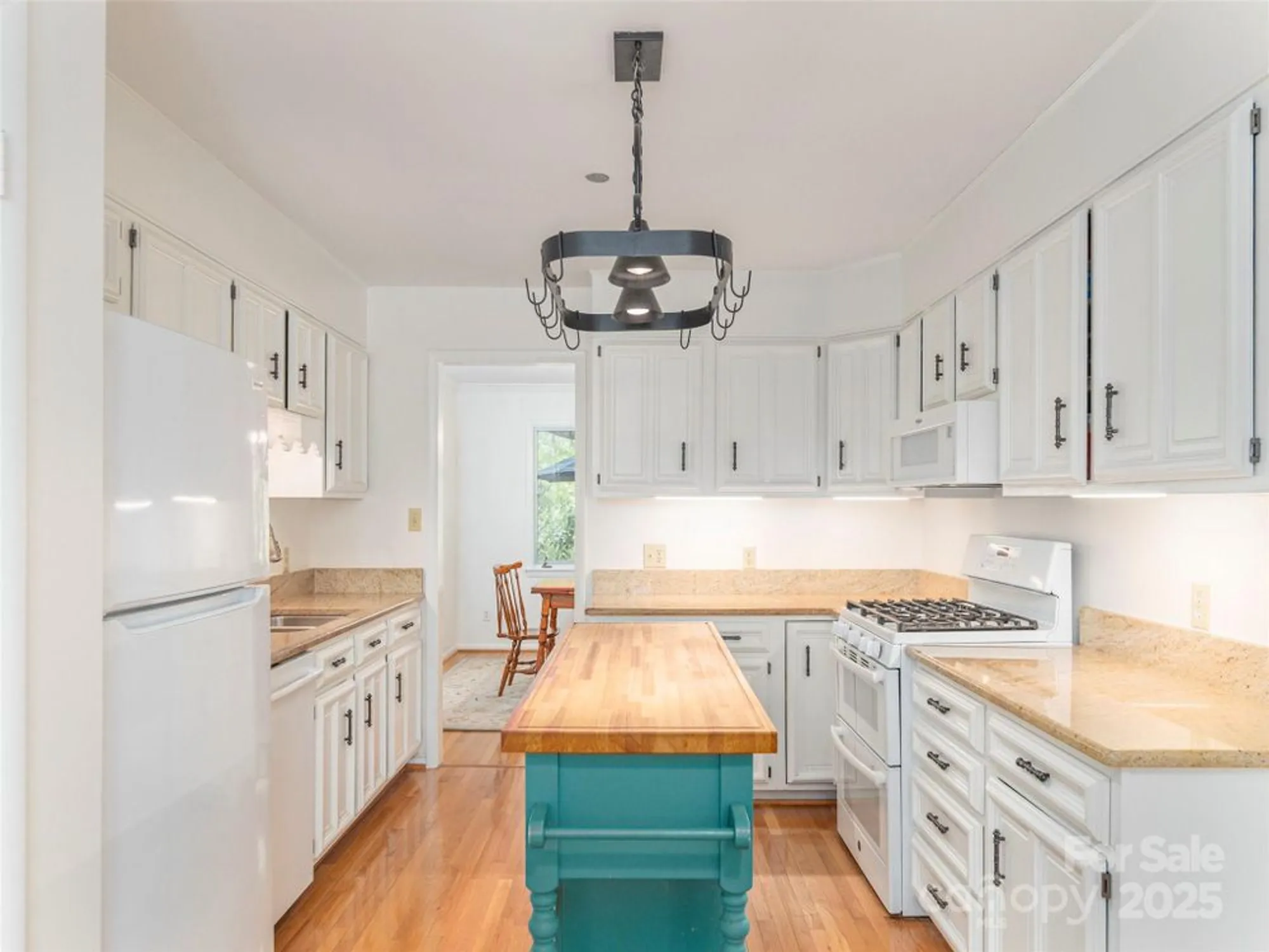 Property Slideshow image 9 of 25 | 208 crowfields dr, Asheville, NC, 28803