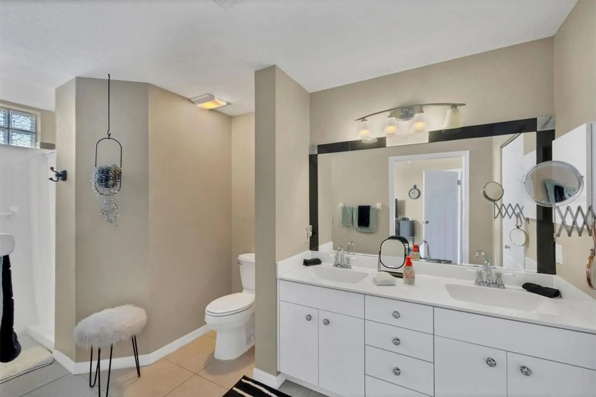 Property Slideshow image 18 of 51 | 119 woodbridge dr unit 102, Venice, FL, 34293