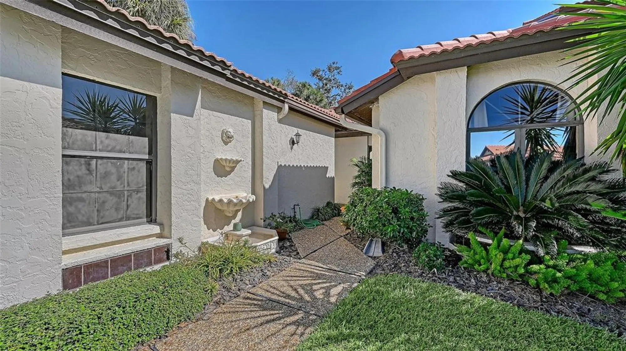 Property Slideshow image 4 of 49 | 7360 oak moss dr # 4, Sarasota, FL, 34241