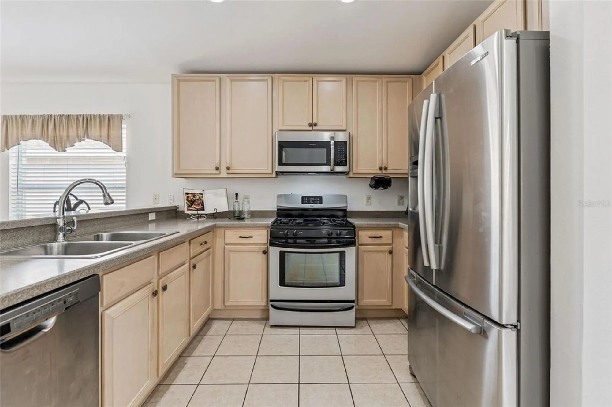 Property Slideshow image 6 of 40 | 400 lake suzanne dr, Lake Wales, FL, 33859