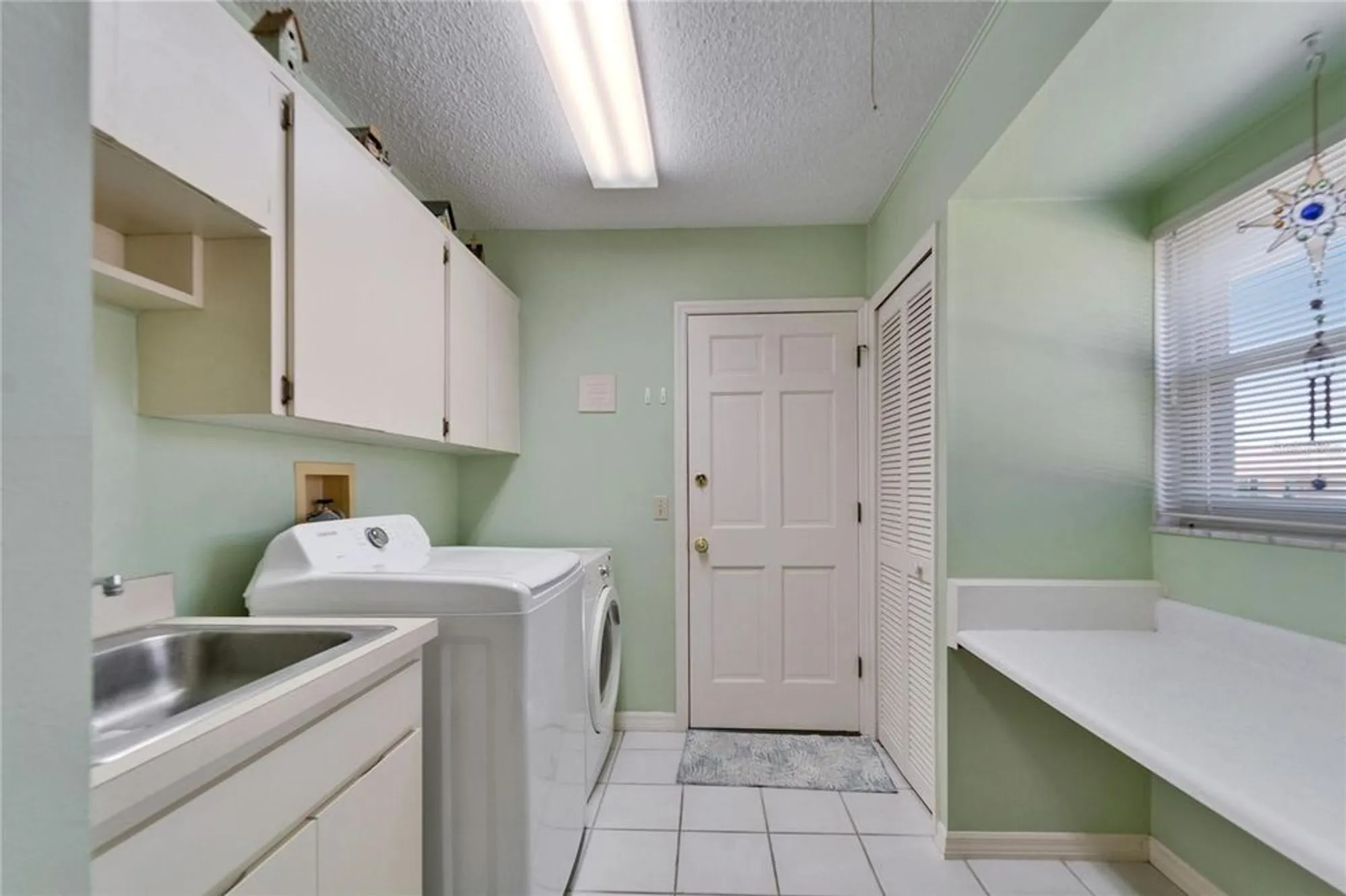 Property Slideshow image 31 of 79 | 2007 east view dr, Sun City Center, FL, 33573