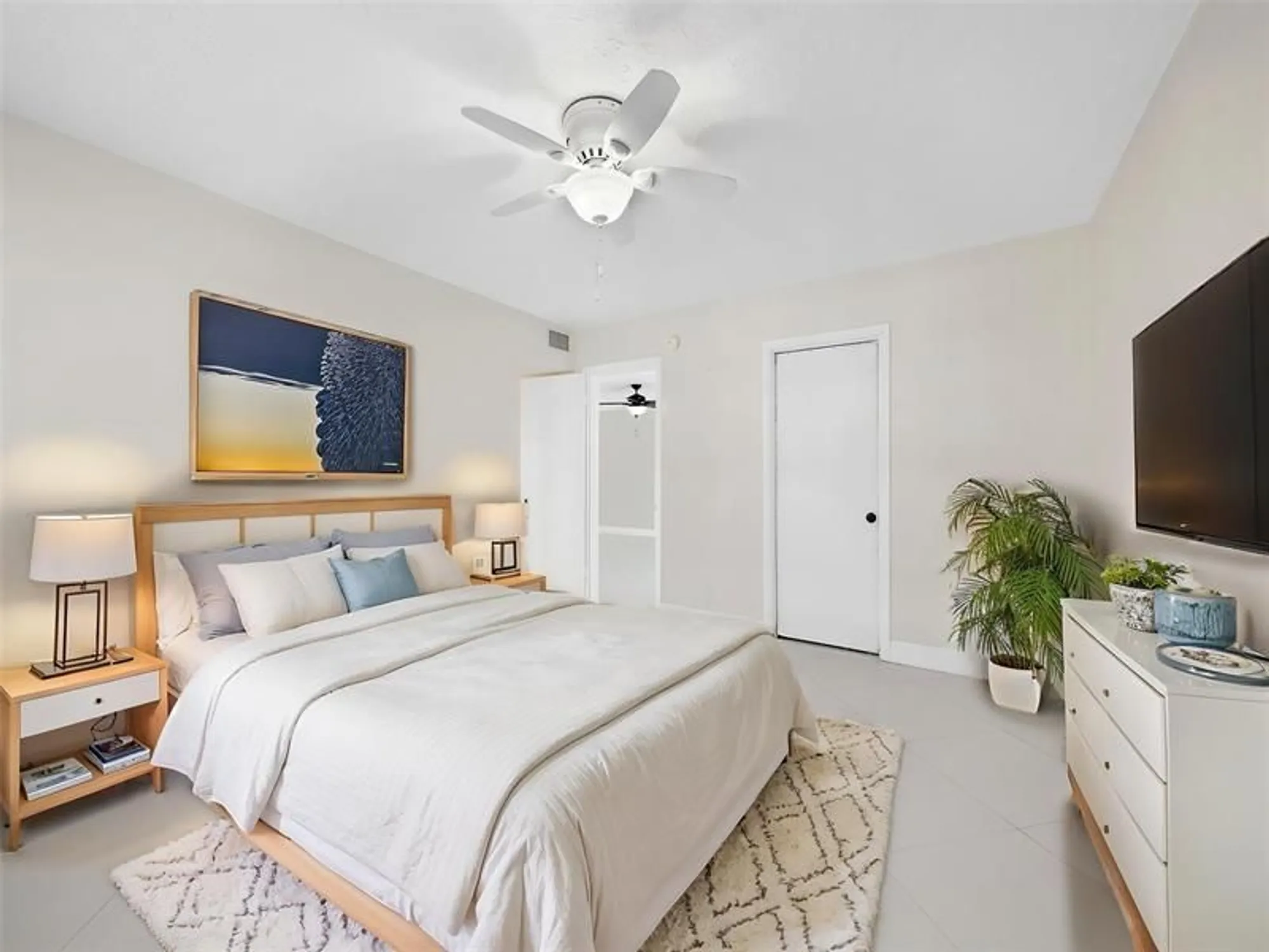 Property Slideshow image 4 of 23 | 329 se 3rd st 305p, Hallandale Beach, FL, 33009