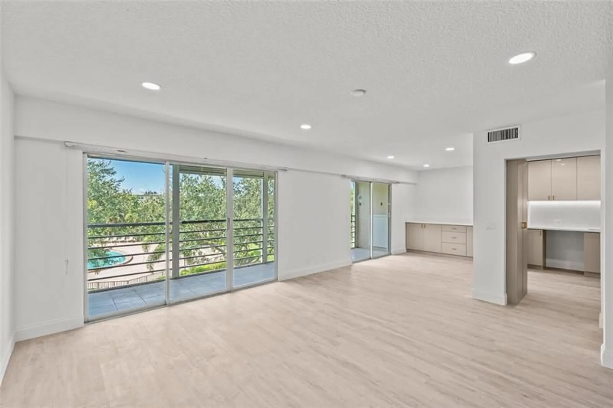 Property Slideshow image 9 of 28 | 204 mansfield e unit e, Boca Raton, FL, 33434