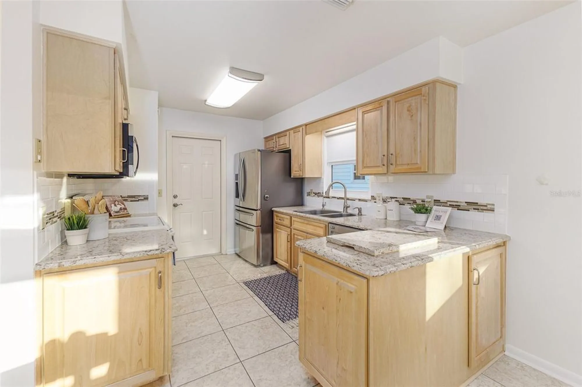 Property Slideshow image 16 of 33 | 1635 colonnades cir, Lakeland, FL, 33811