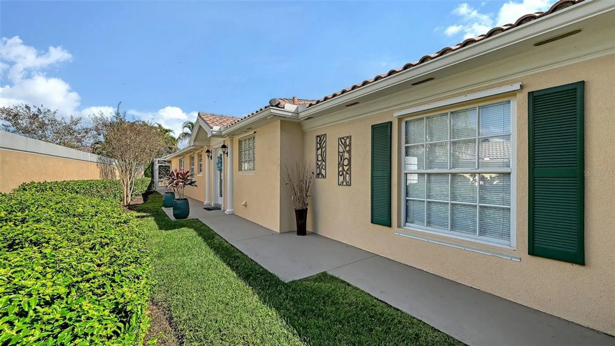 Property Slideshow image 7 of 87 | 5770 ivrea dr, Sarasota, FL, 34238