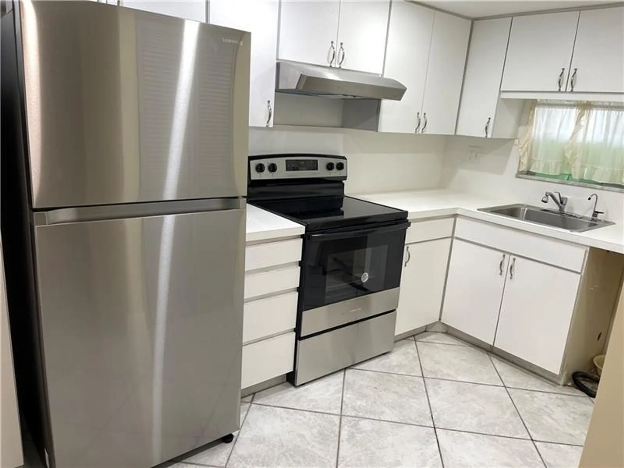 Property Slideshow image 4 of 10 | 9410 n hollybrook lake dr 310, Pembroke Pines, FL, 33025