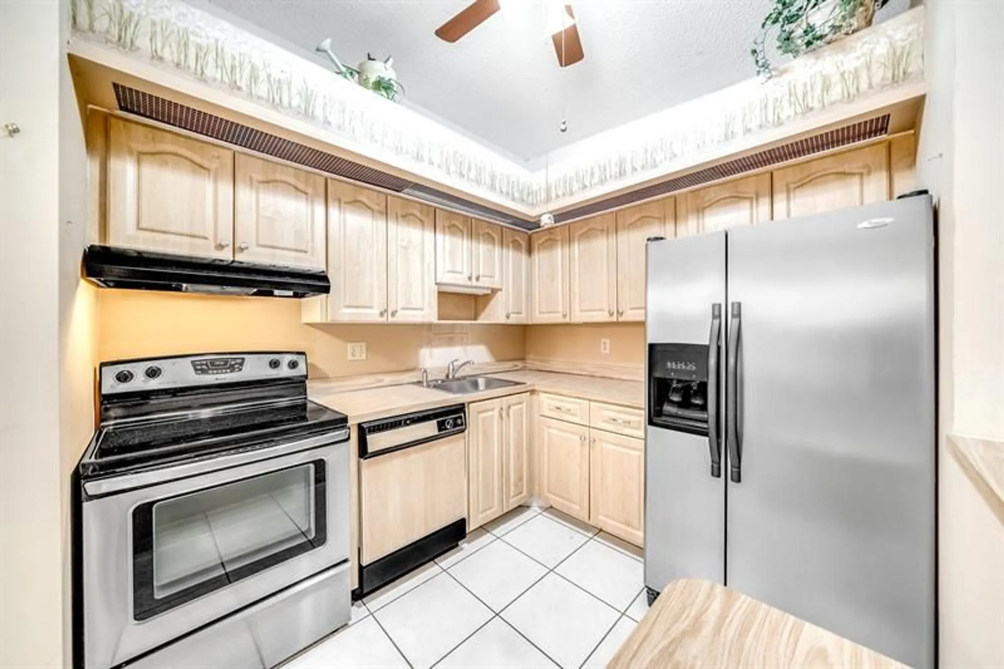 Property Slideshow image 10 of 30 | 9933 n belfort cir 201, Tamarac, FL, 33321