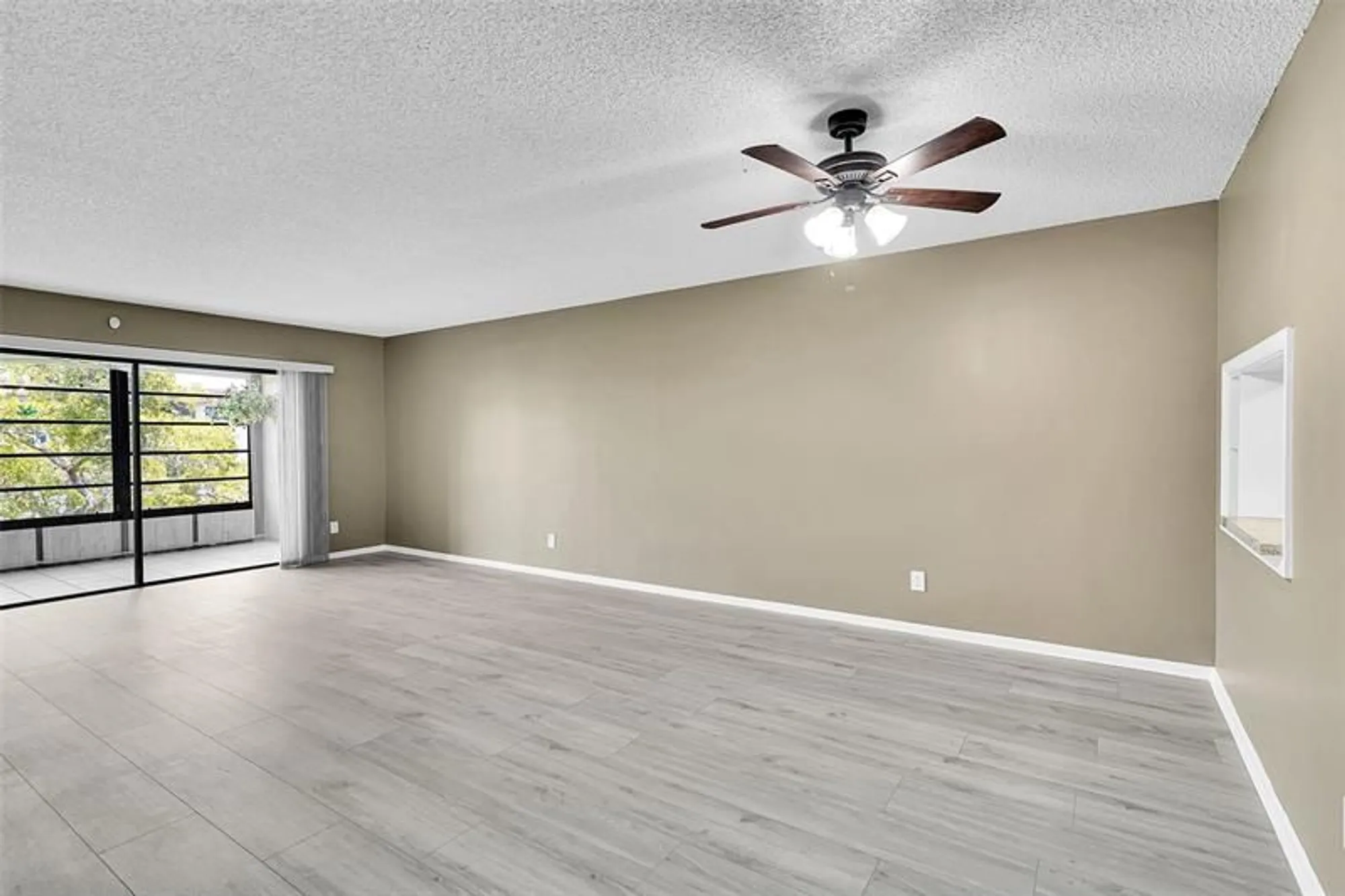 Property Slideshow image 8 of 30 | 4950 e sabal palm blvd 302, Tamarac, FL, 33319