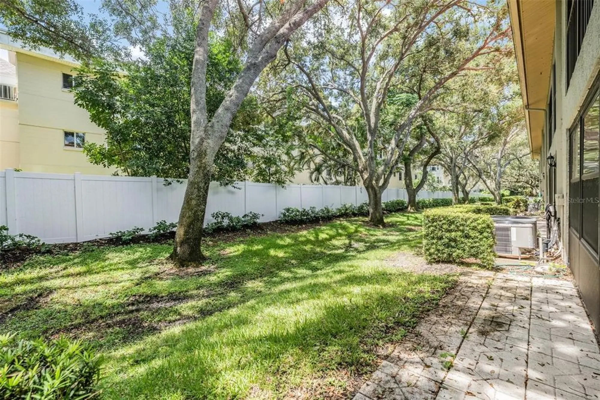 Property Slideshow image 31 of 35 | 2020 lakeview dr 102, Clearwater, FL, 33763