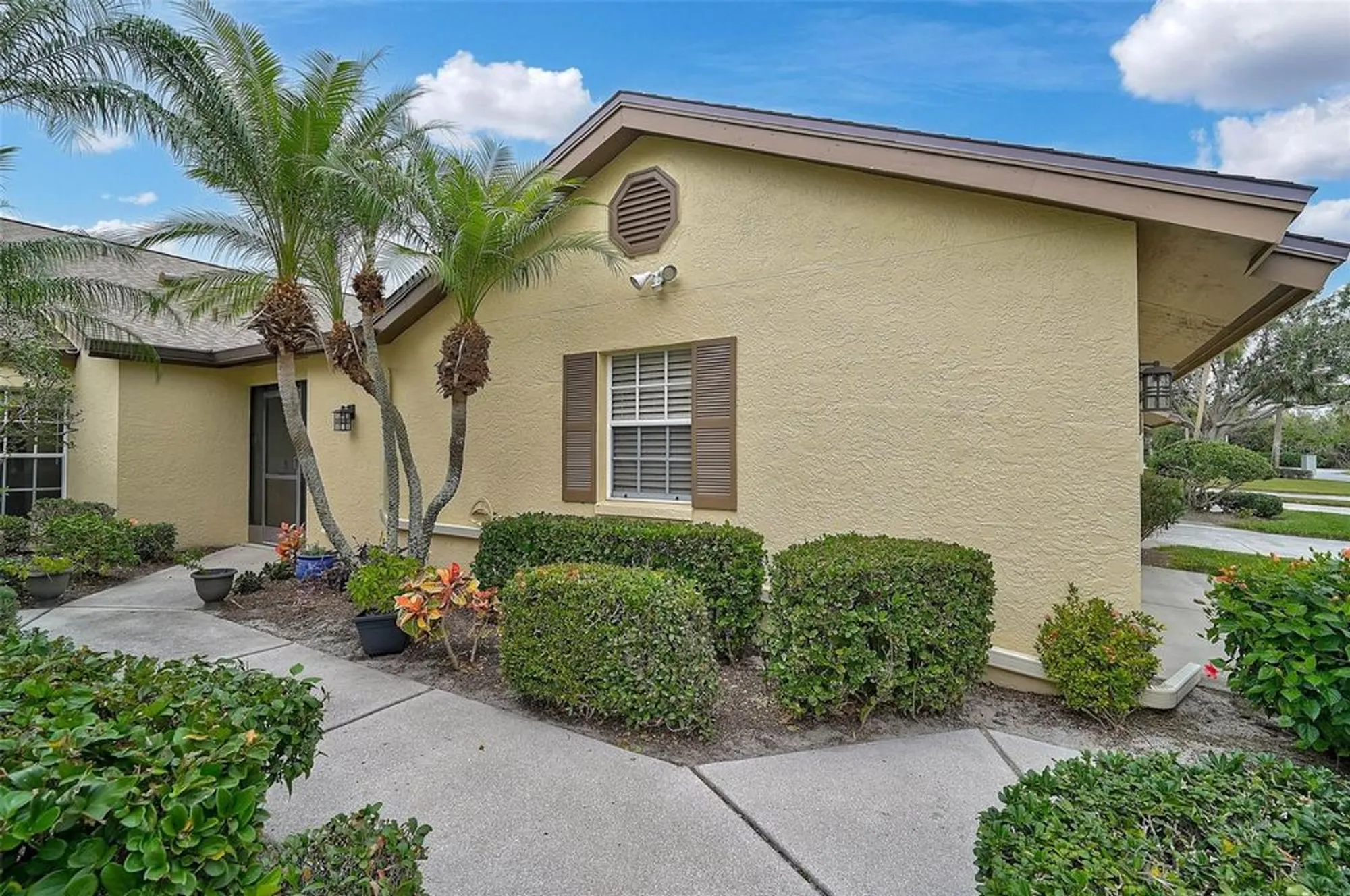 Property Slideshow image 3 of 50 | 7146 lakeside dr, Sarasota, FL, 34243