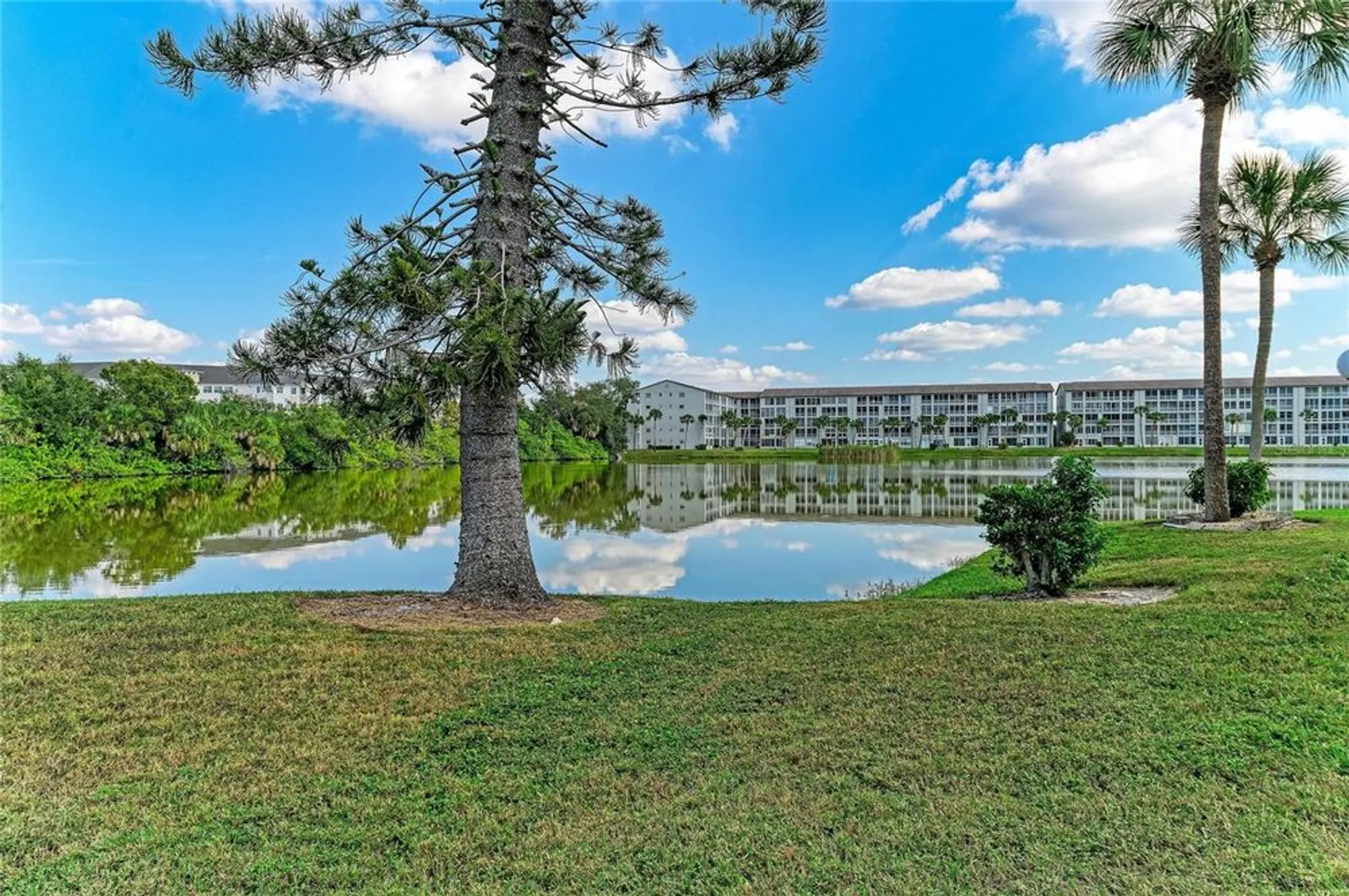 Property Slideshow image 32 of 37 | 3531 lake bayshore dr # j106, Bradenton, FL, 34205