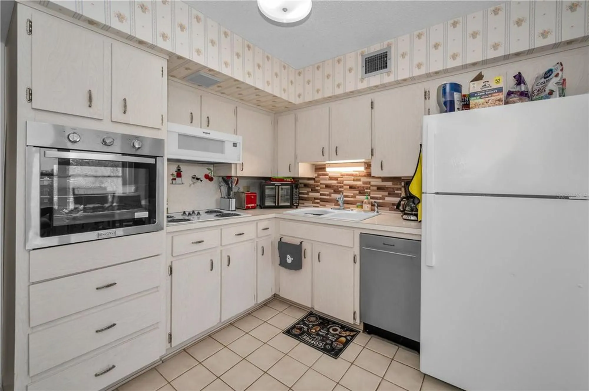 Property Slideshow image 11 of 74 | 2358 ecuadorian way 52, Clearwater, FL, 33763