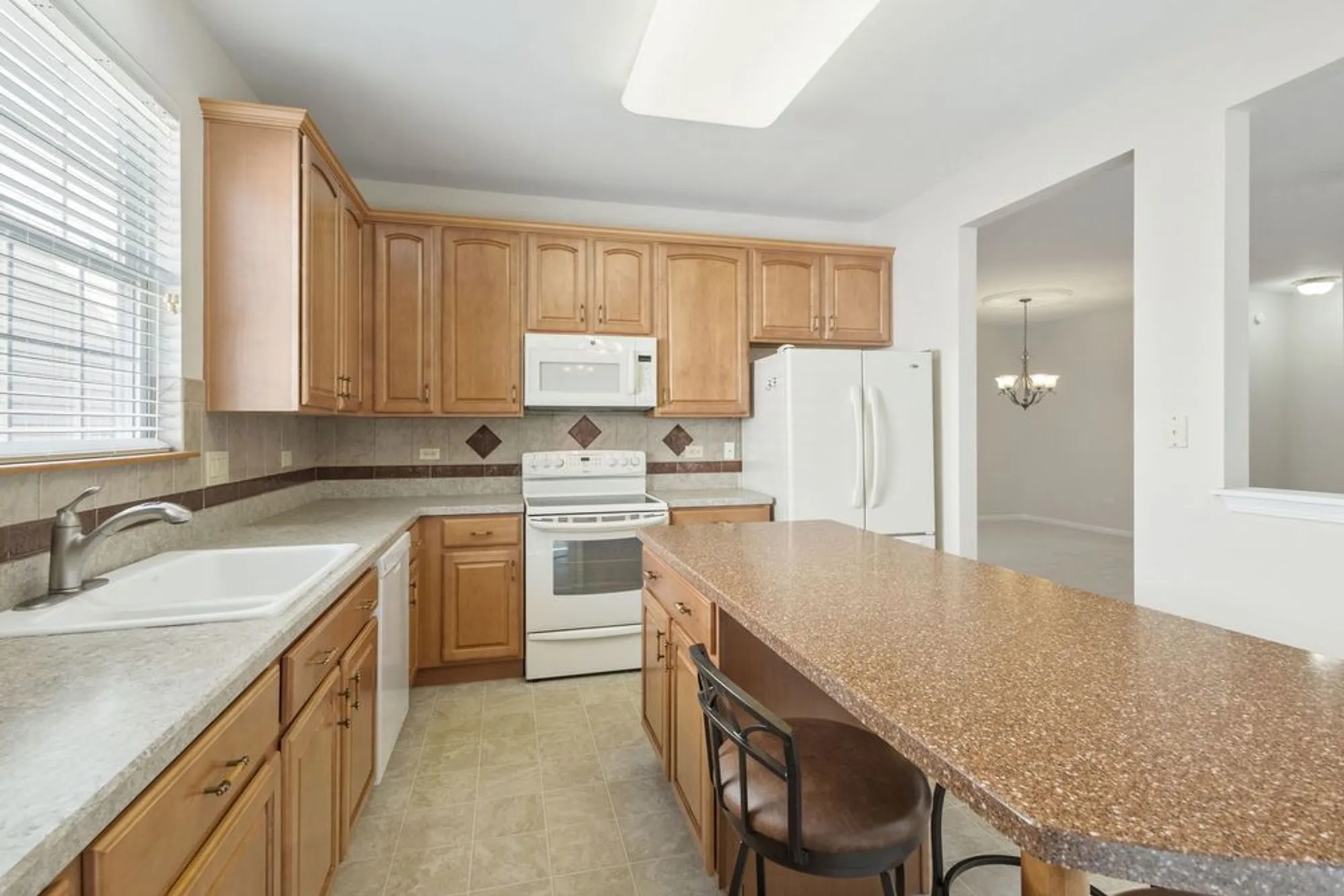 Property Slideshow image 4 of 26 | 2573 venetian ln, Elgin, IL, 60124
