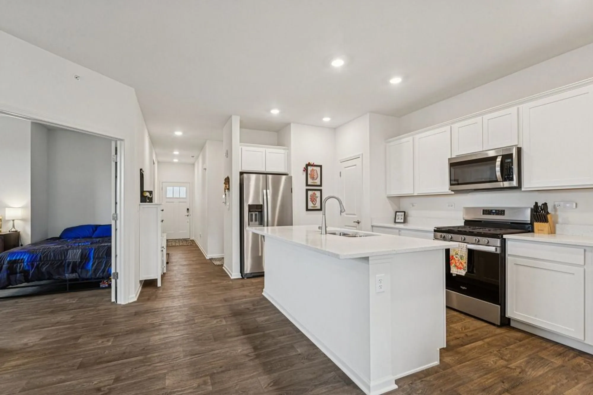 Property Slideshow image 10 of 48 | 952 darwin st, North Aurora, IL, 60542