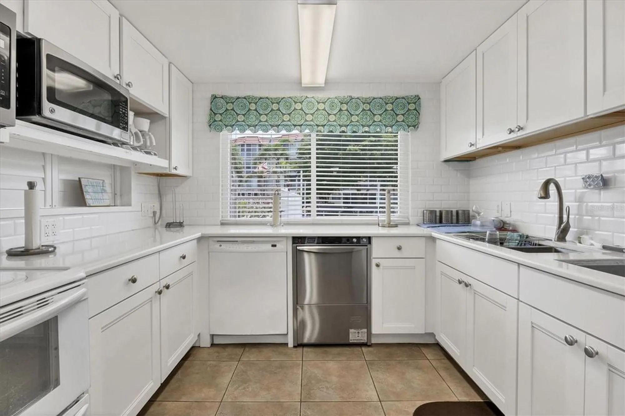 Property Slideshow image 39 of 55 | 1350 n portofino dr apt 107, Sarasota, FL, 34242