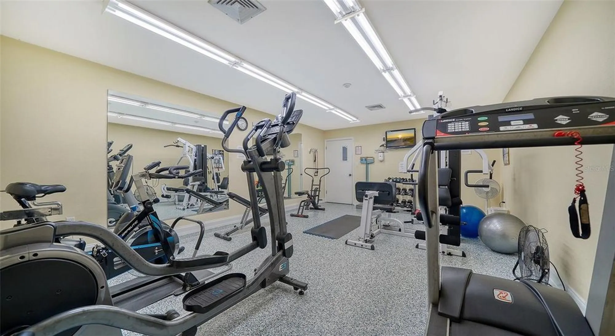 Property Slideshow image 25 of 30 | 2640 clubhouse dr 203, Sarasota, FL, 34232