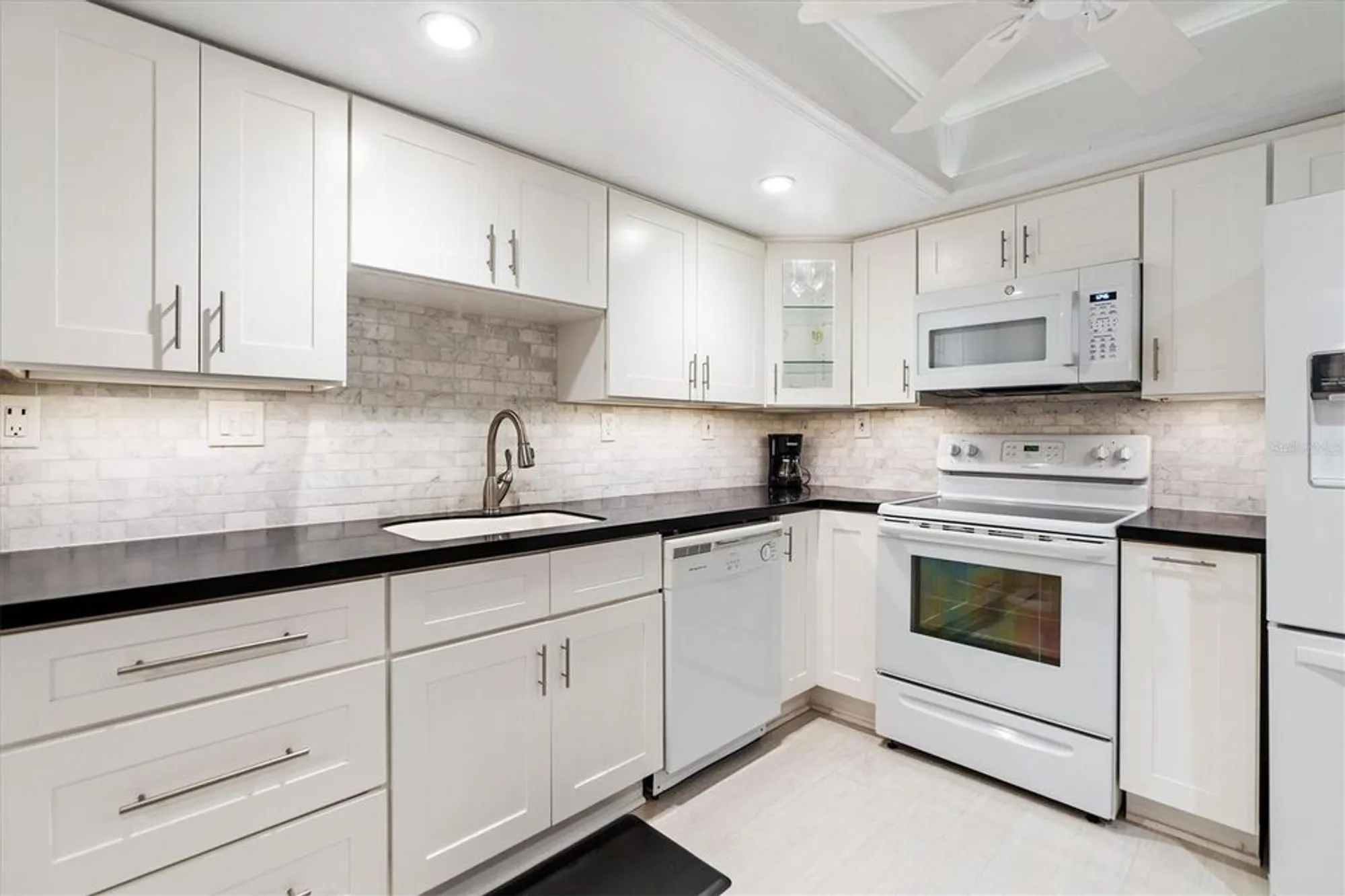 Property Slideshow image 12 of 45 | 19029 us highway 19 n apt 9-404, Clearwater, FL, 33764