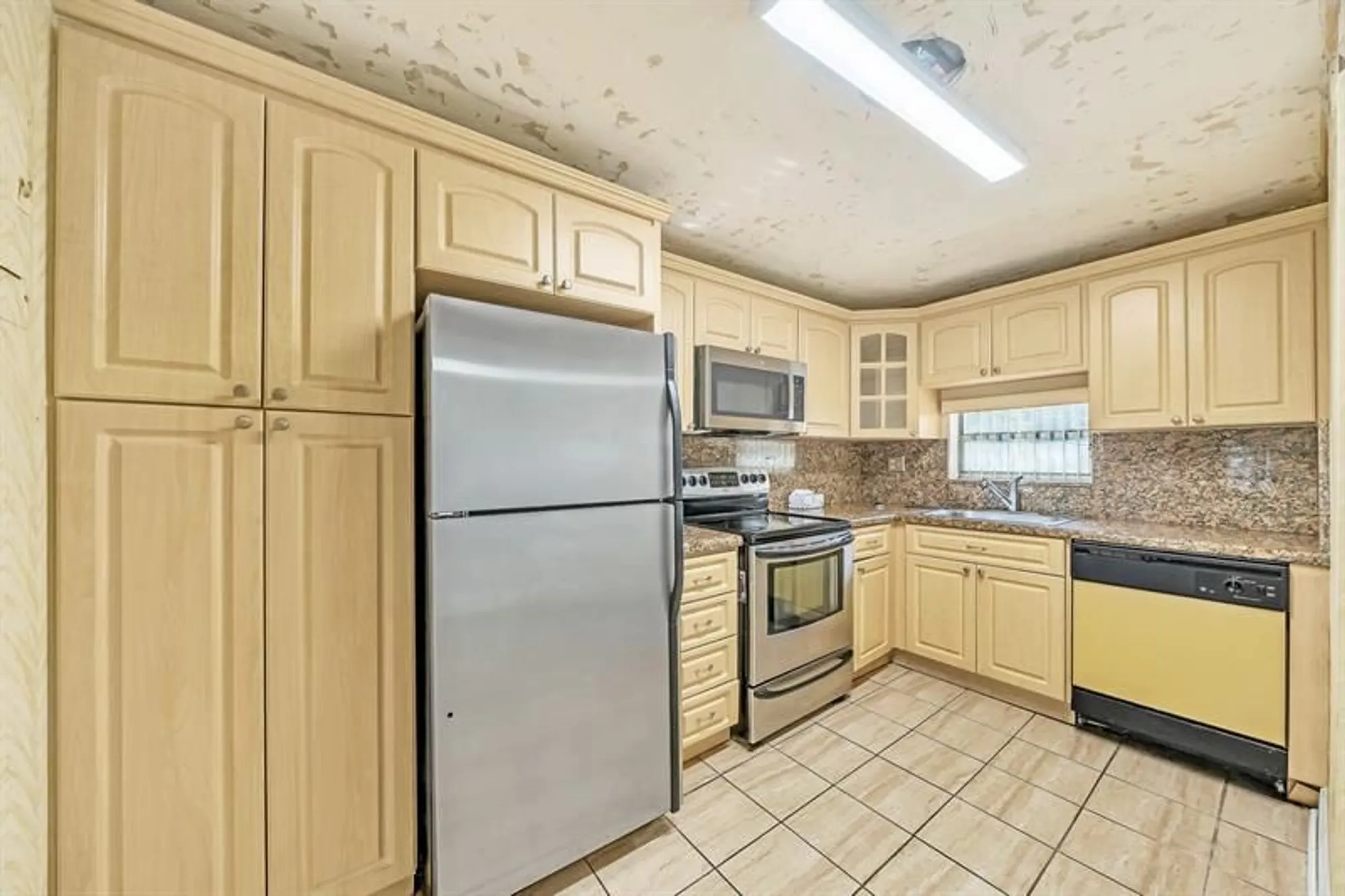 Property Slideshow image 11 of 33 | 8980 s hollybrook blvd 204, Pembroke Pines, FL, 33025