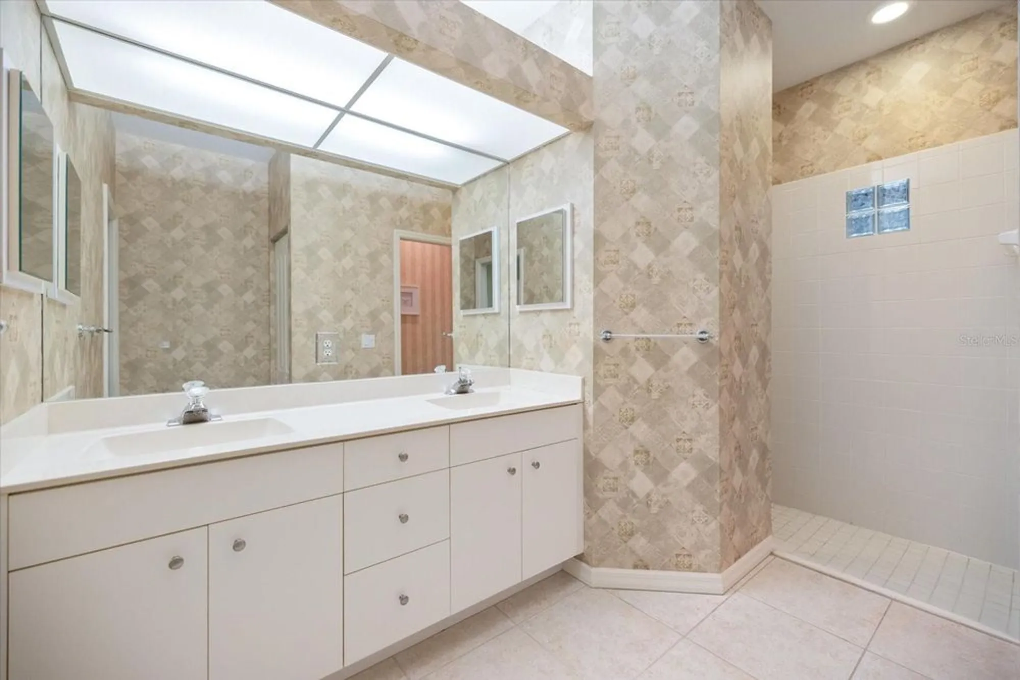 Property Slideshow image 14 of 40 | 900 paisley ct 1, Venice, FL, 34293