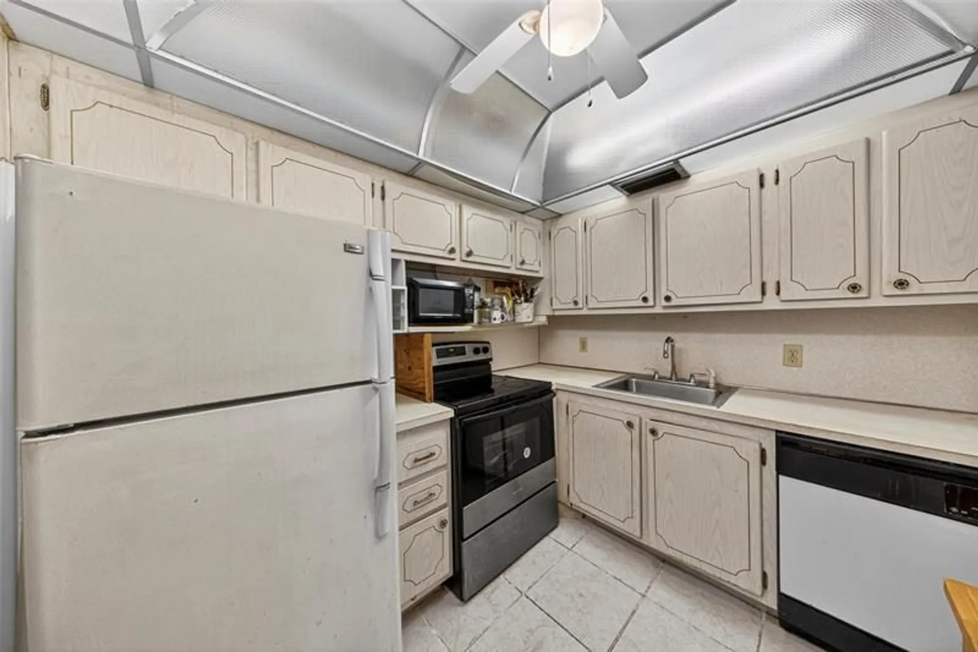 Property Slideshow image 12 of 28 | 102 newport f # 102, Deerfield Beach, FL, 33442