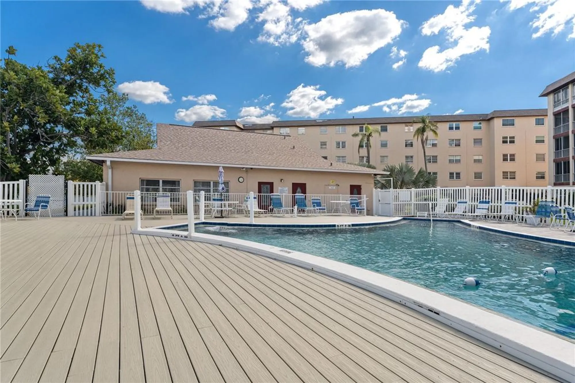 Property Slideshow image 23 of 28 | 3915 lake bayshore dr, Bradenton, FL, 34205