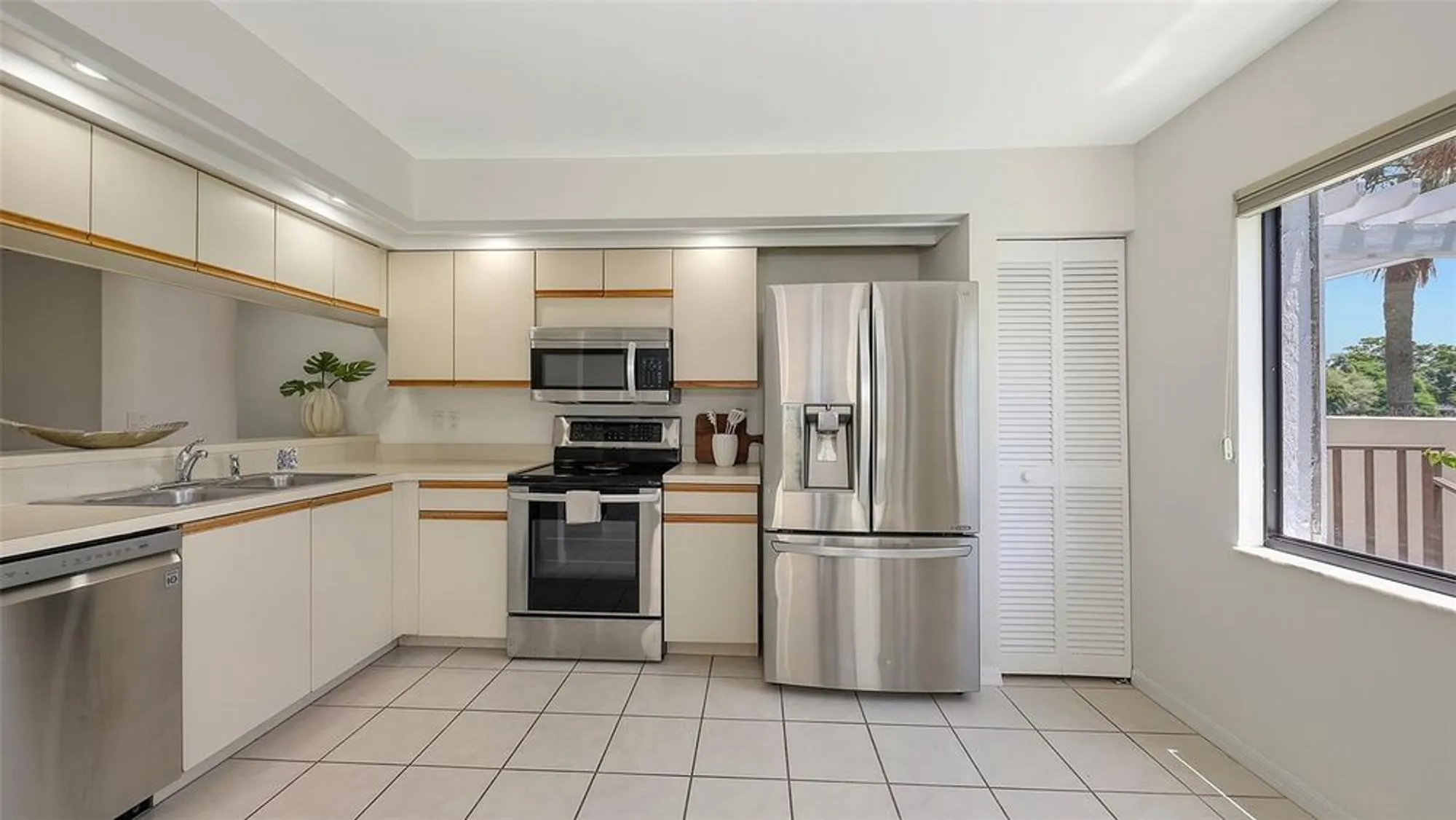 Property Slideshow image 15 of 39 | 5223 heron way # 104, Sarasota, FL, 34231