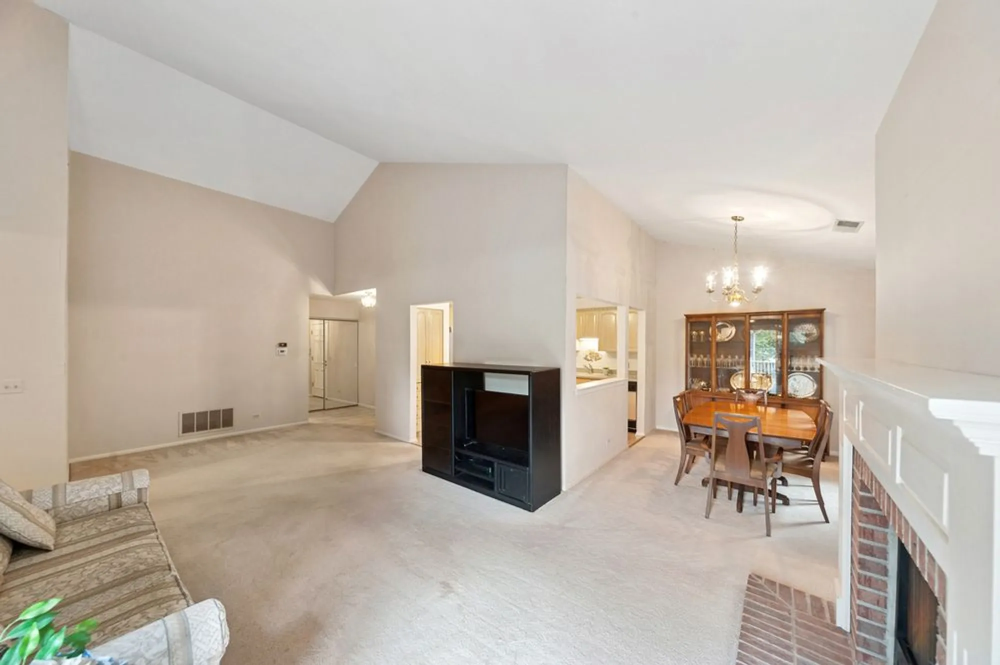 Property Slideshow image 4 of 20 | 501 aberdeen ln c, Prospect Heights, IL, 60070