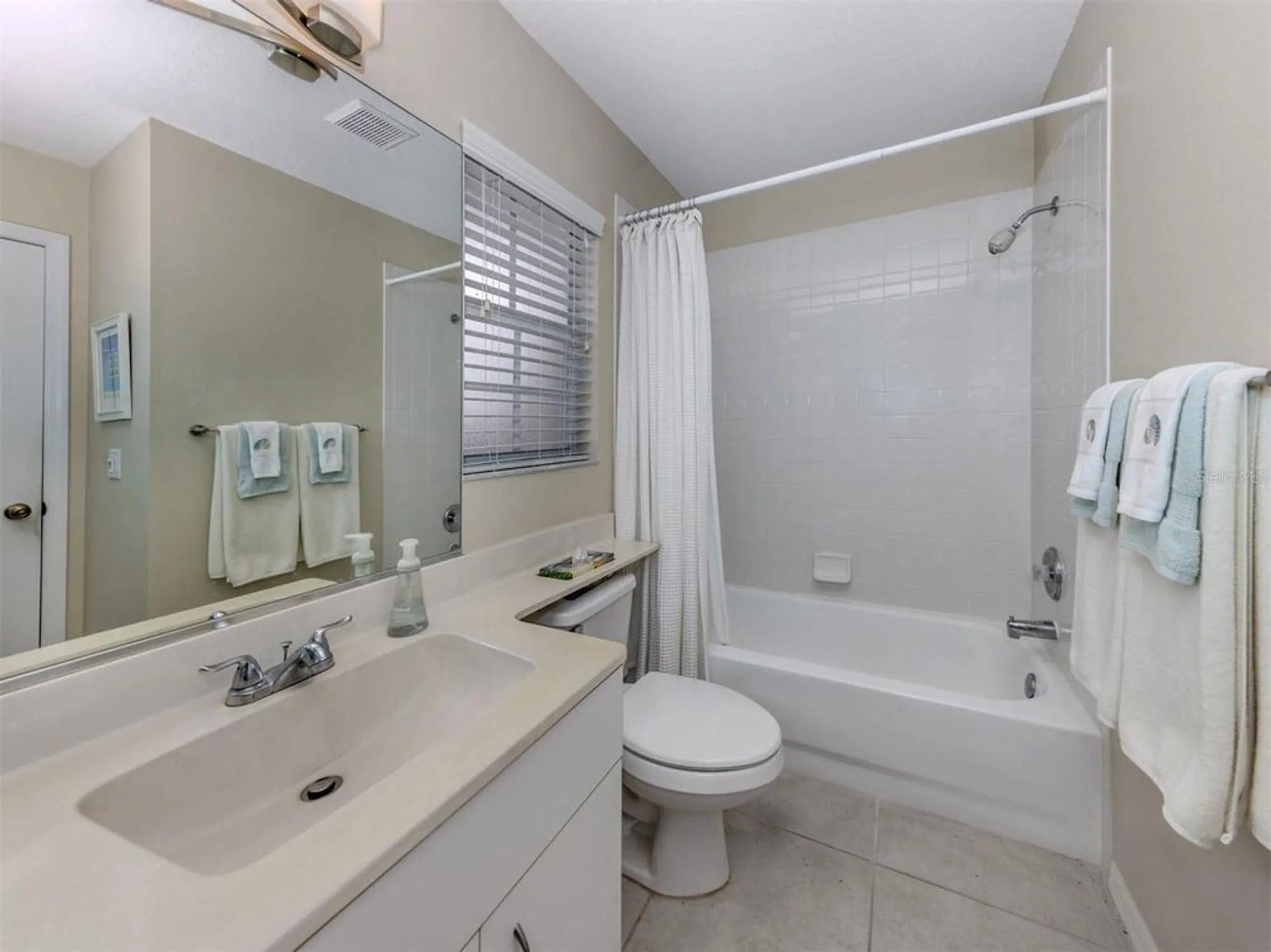 Property Slideshow image 26 of 76 | 805 montrose dr 203, Venice, FL, 34293