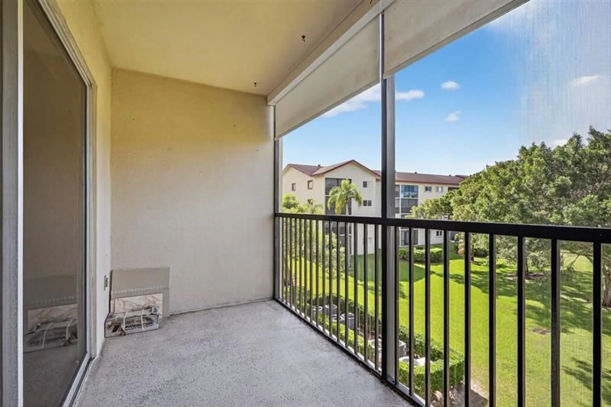 Property Slideshow image 8 of 39 | 1600 sw 127th way, Pembroke Pines, FL, 33027