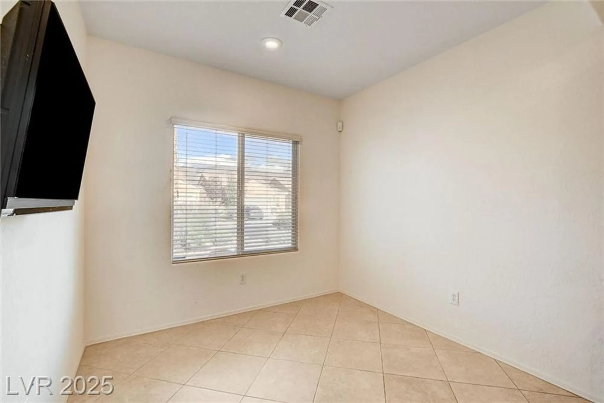 Property Slideshow image 17 of 48 | 2421 willow wren dr, North Las Vegas, NV, 89084
