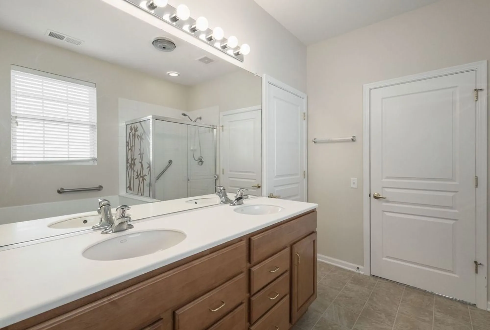 Property Slideshow image 8 of 26 | 2573 venetian ln, Elgin, IL, 60124