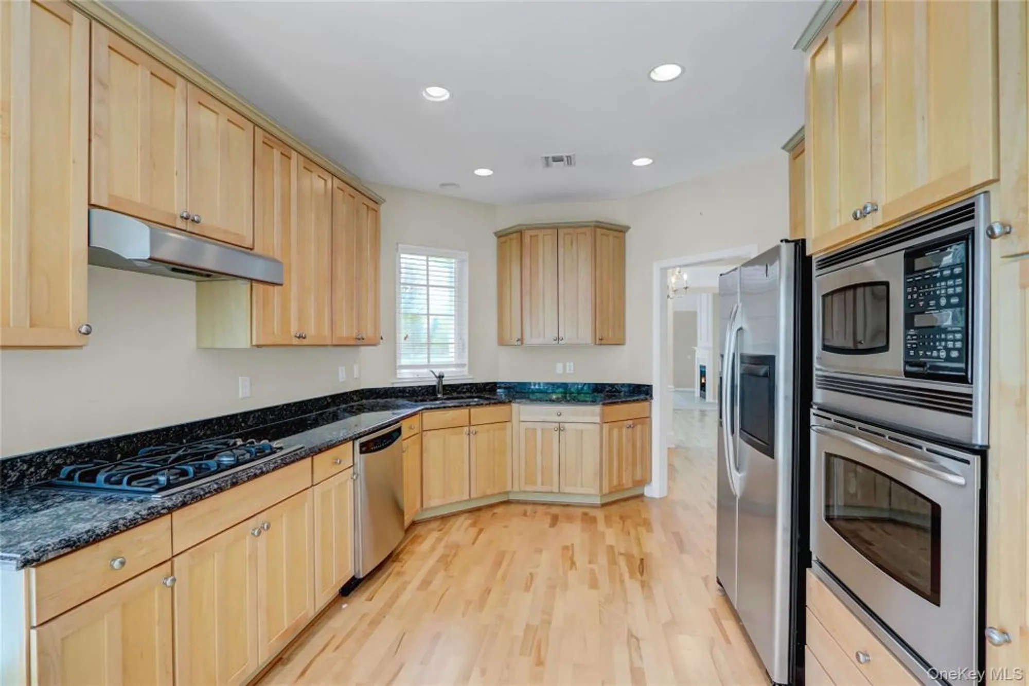 Property Slideshow image 20 of 40 | 4 oakhurst ct, Mount Sinai, NY, 11766