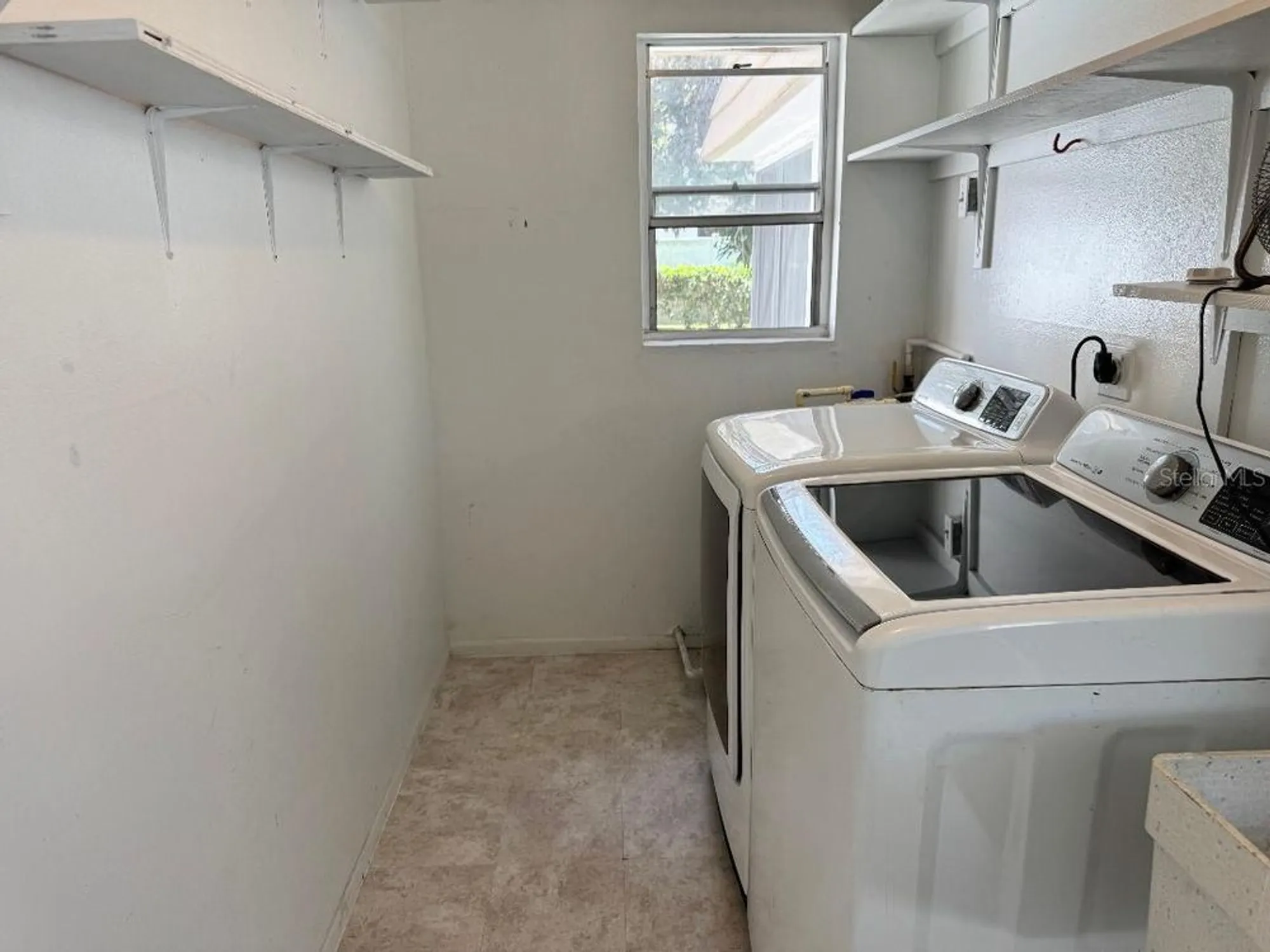 Property Slideshow image 15 of 26 | 5531 riverbluff cir # v9, Sarasota, FL, 34231