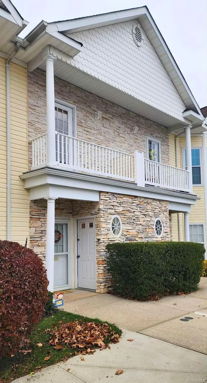 Property Slideshow image 1 of 25 | 512 narragansett villas dr, Lindenhurst, NY, 11757