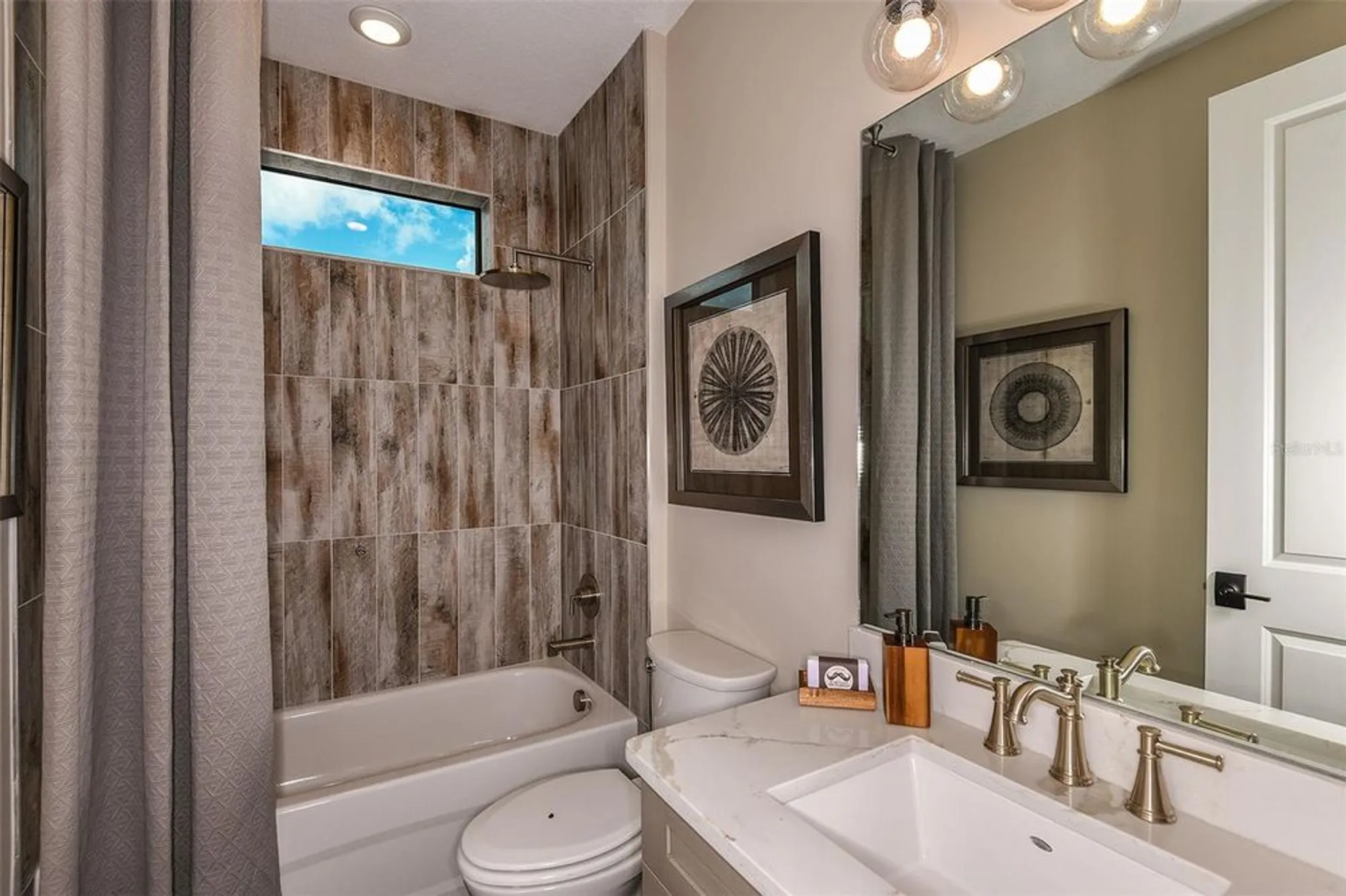 Property Slideshow image 32 of 77 | 18123 cresswind ter, Lakewood Ranch, FL, 34211