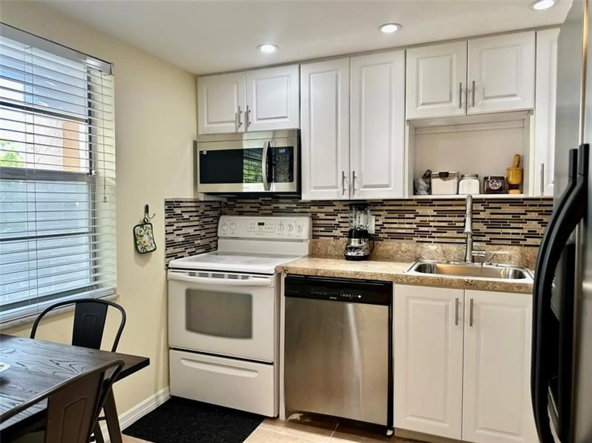 Property Slideshow image 7 of 17 | 1015 country club dr 307, Margate, FL, 33063