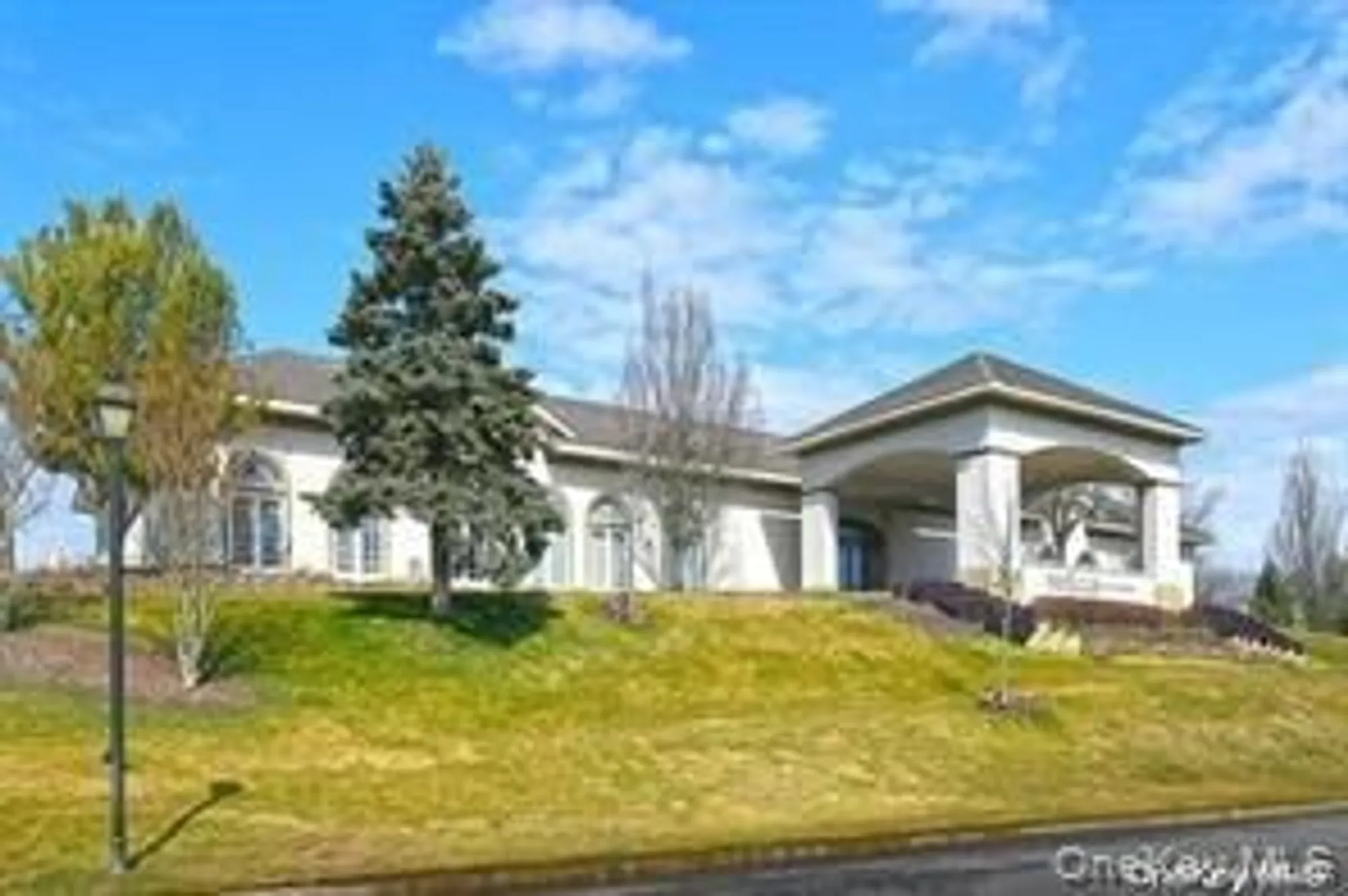 Property Slideshow image 19 of 26 | 911 altessa blvd, Melville, NY, 11747