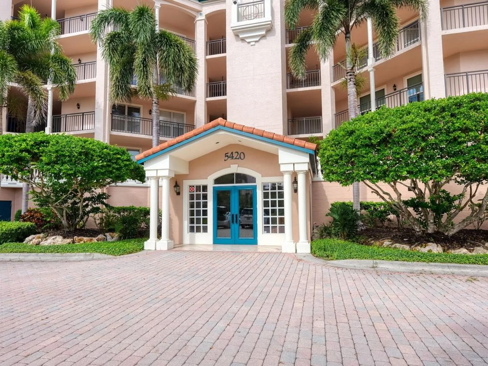 Property Slideshow image 4 of 59 | 5420 eagles point cir apt 105, Sarasota, FL, 34231