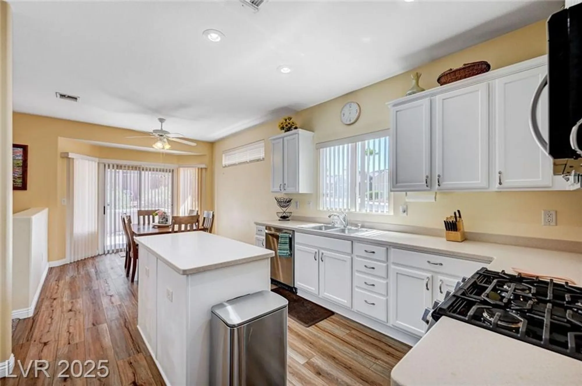 Property Slideshow image 18 of 60 | 580 carmel mesa dr, Henderson, NV, 89012