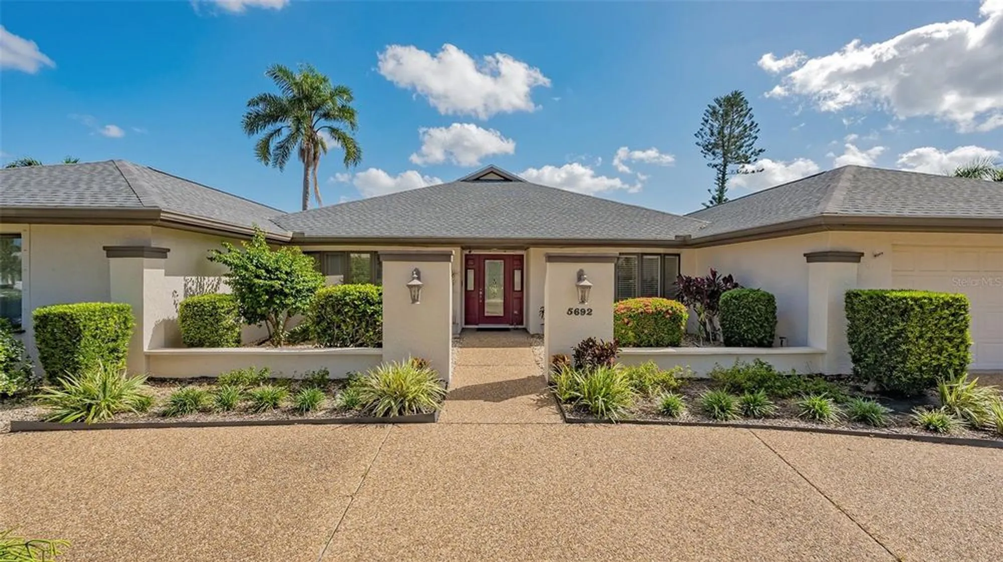 Property Slideshow image 2 of 87 | 5692 country lakes dr, Sarasota, FL, 34243