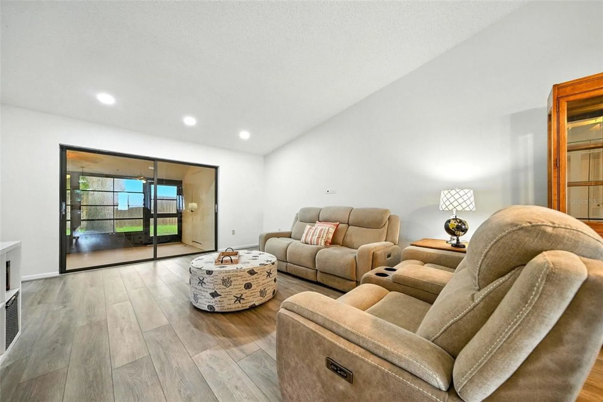 Property Slideshow image 13 of 44 | 1725 pine ridge way e, Palm Harbor, FL, 34684