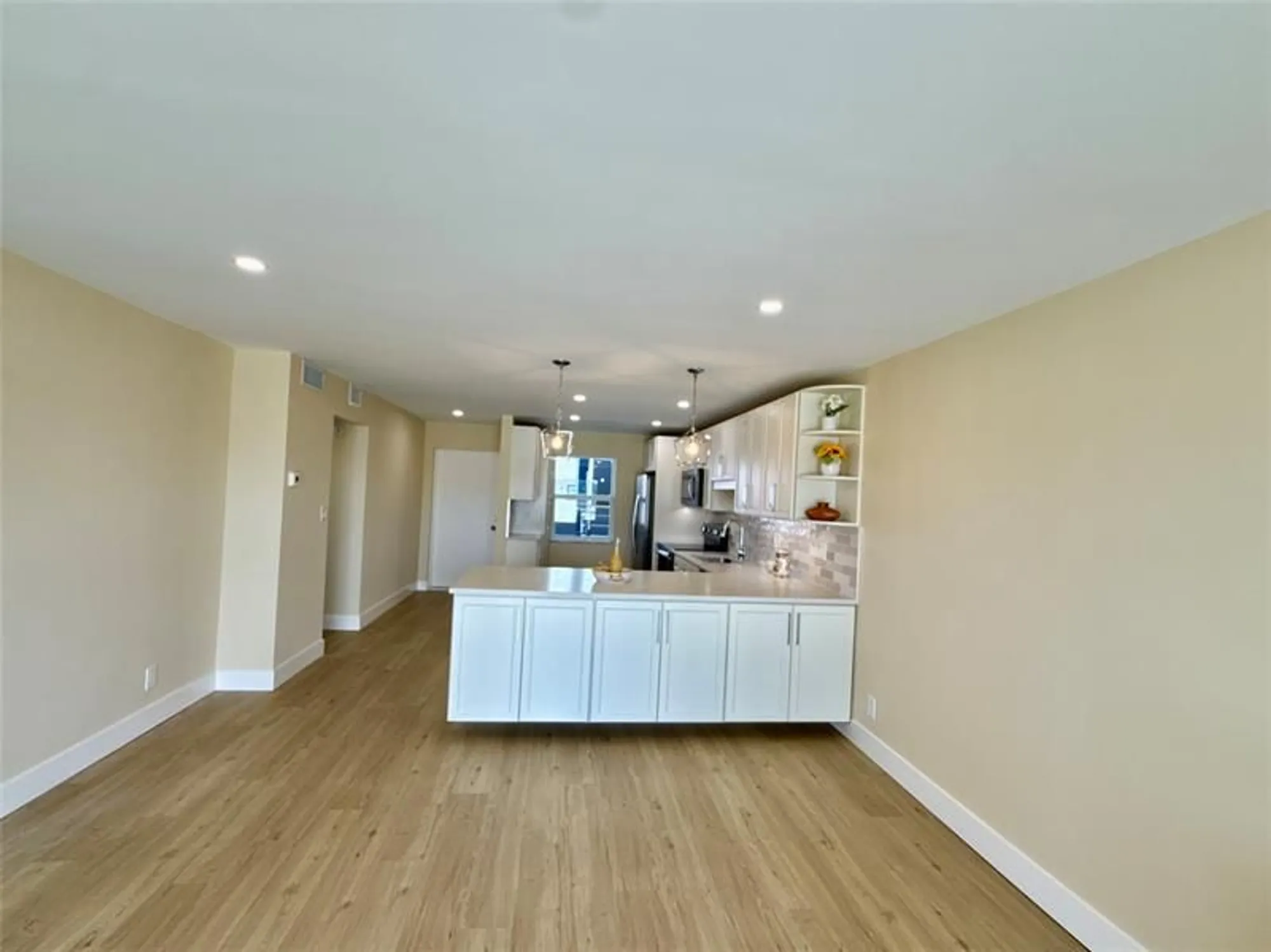 Property Slideshow image 4 of 19 | 7887 golf circle dr 211, Margate, FL, 33063